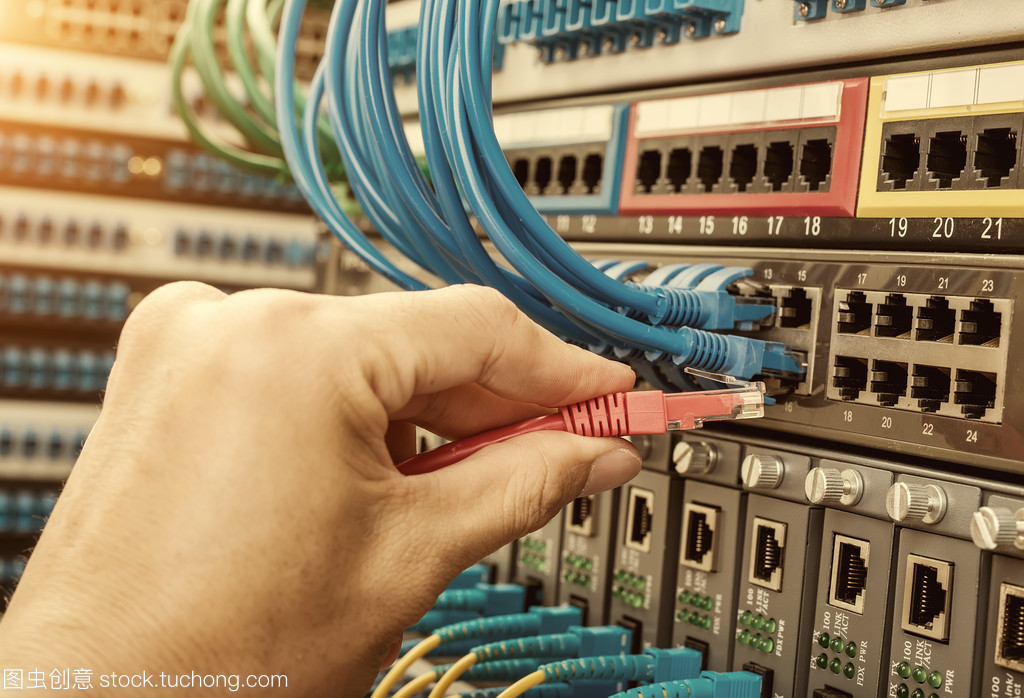 光纖集線器與儀表在服務器房中的專業應用